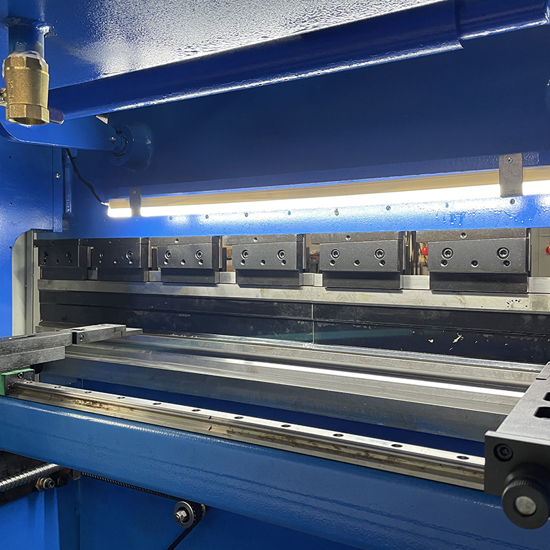 The synchronous layout of the slider of the bending machine is the same as that of the torque axis